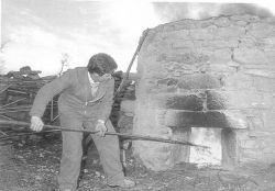 Fotografía: Paco, cociendo en el horno construido por él