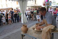 Demostración de alfarería en mercado medieval